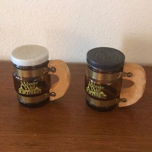 Wonder wall salt and pepper shaker set